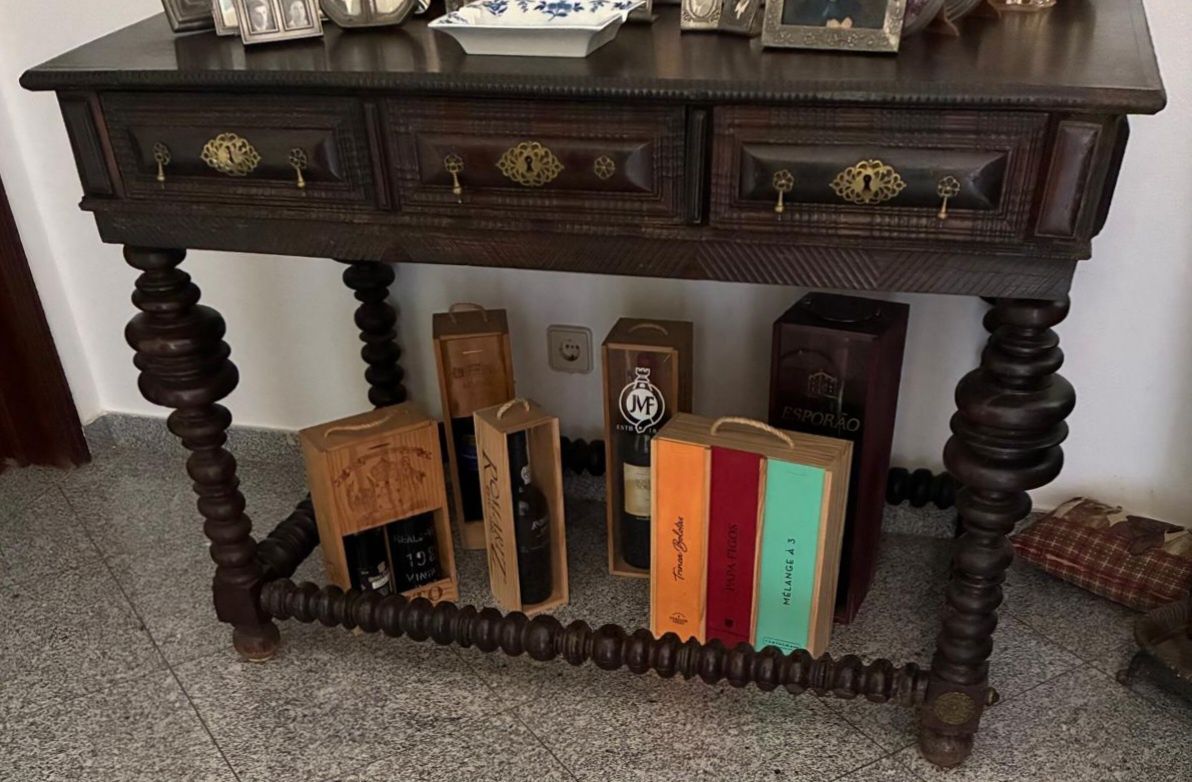 Mesa com 3 gavetas