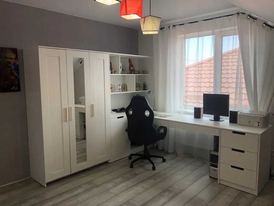 Продаж 2 поверхового будинку з балконом і ділянкою на 5 соток.