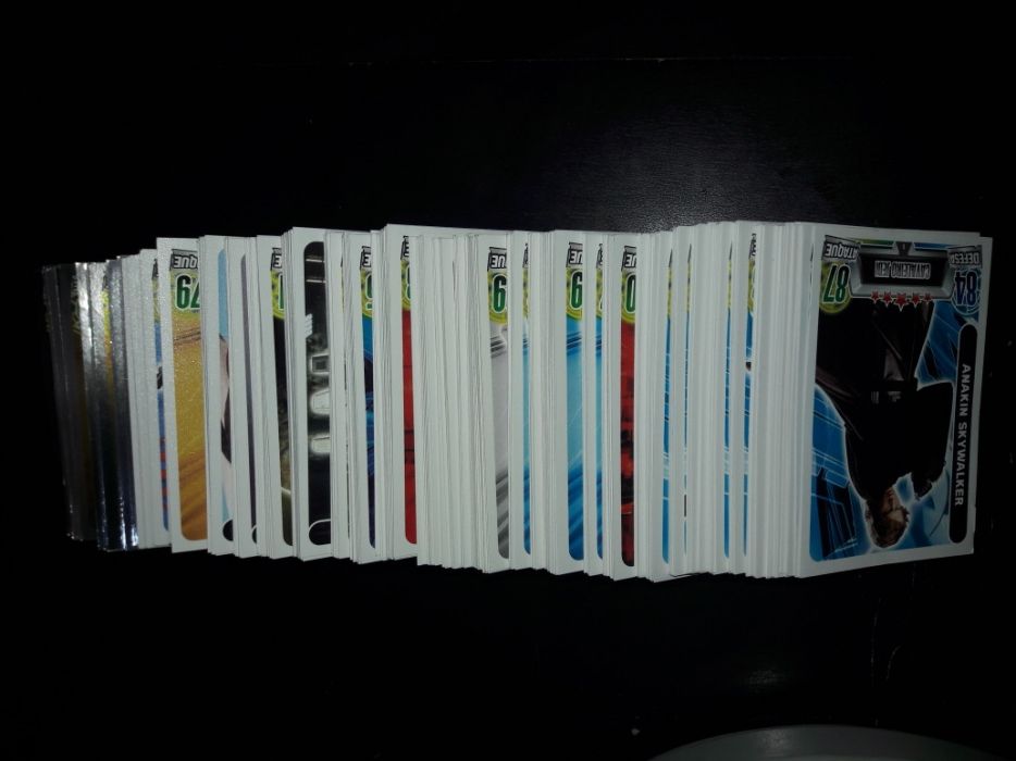 Coleção completa com as 100 cartas dos Star Wars do Continente