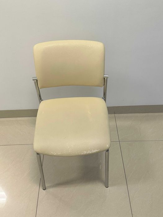 Trzy krzesła konferencyjne używane