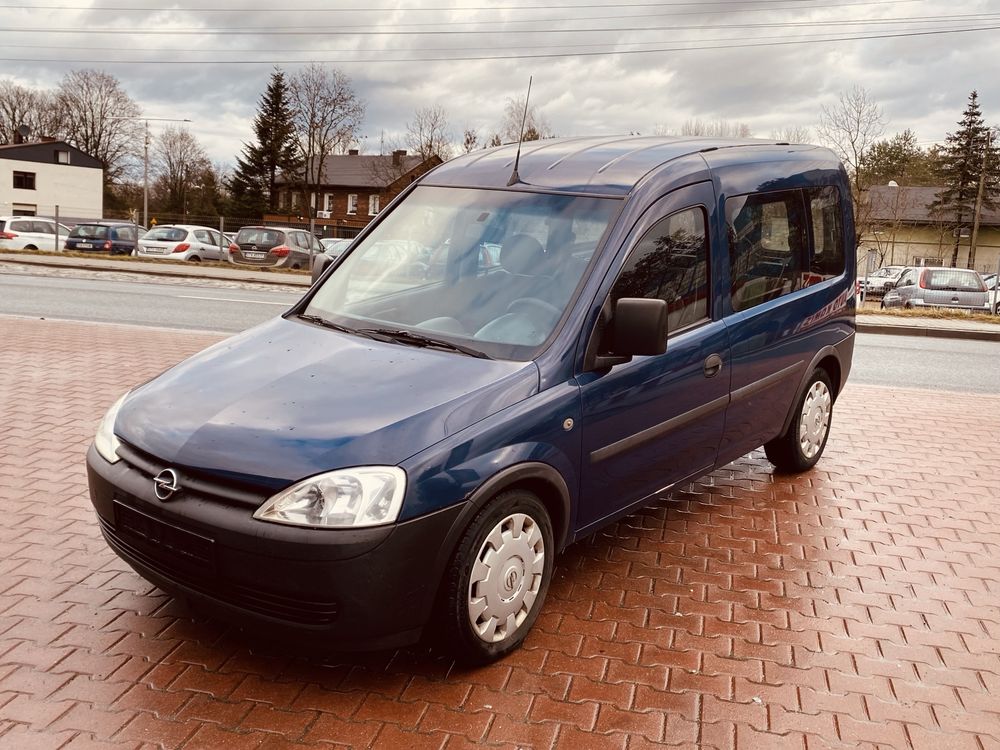 sprzedam opel combo rok 2008 poj 1,3 przeb klimatyzacja  5-osób