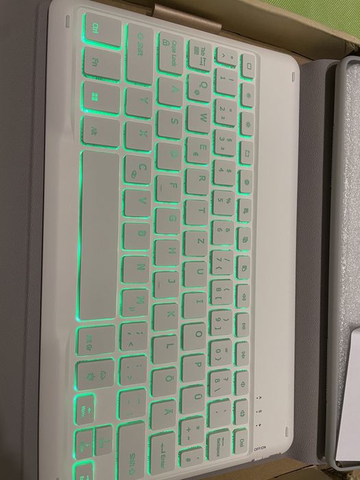 Etui. Etui do tabletu. Tablet. iPad. Klawiatura.