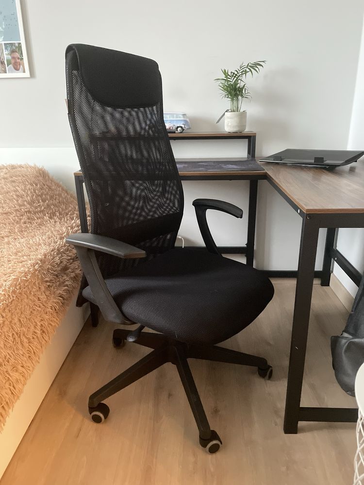 biurko i krzesło biurowe
