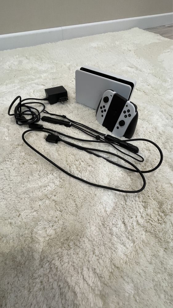 Ігрова приставка портативна Nintendo Switch OLED (White)
