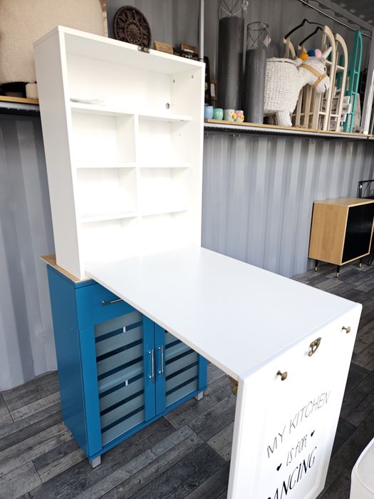 Wiszący biały regał z biurkiem