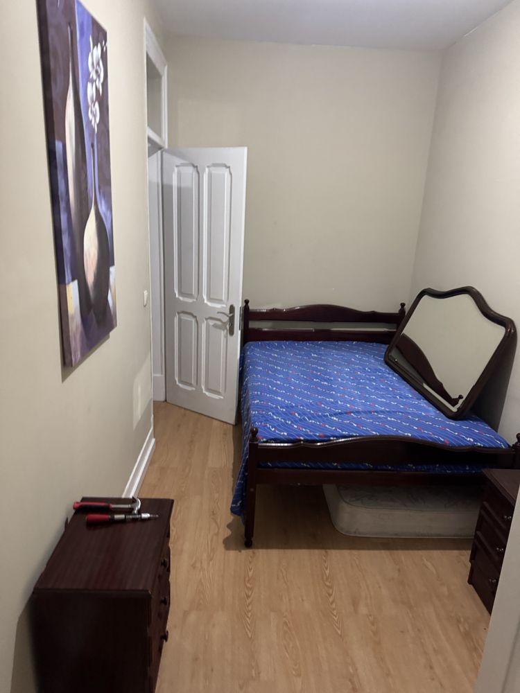 Quarto para arrendar na graça a 10 minutos da estaçao santa polonia