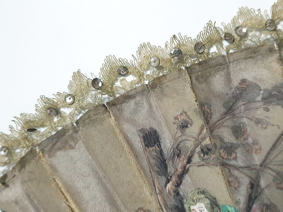 Para restauro: precioso antigo leque com motivo romântico