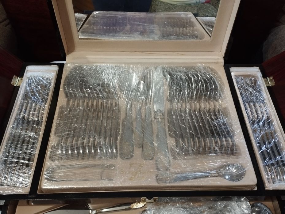 Продам набір столових приборів на 12 персон