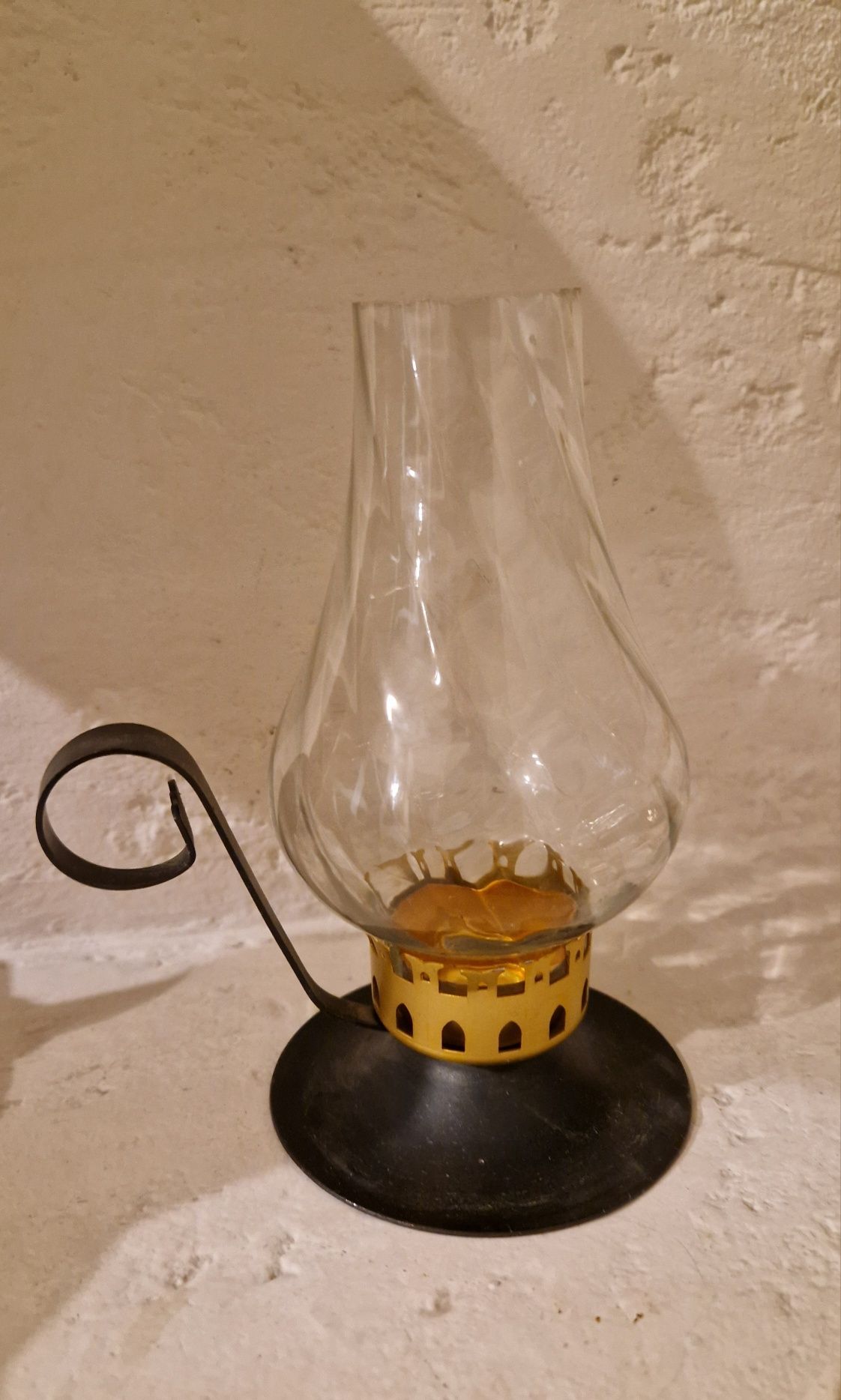 Świecznik  jak lampka naftowa-kaganek,szkło do lampy naftowej śred.4cm