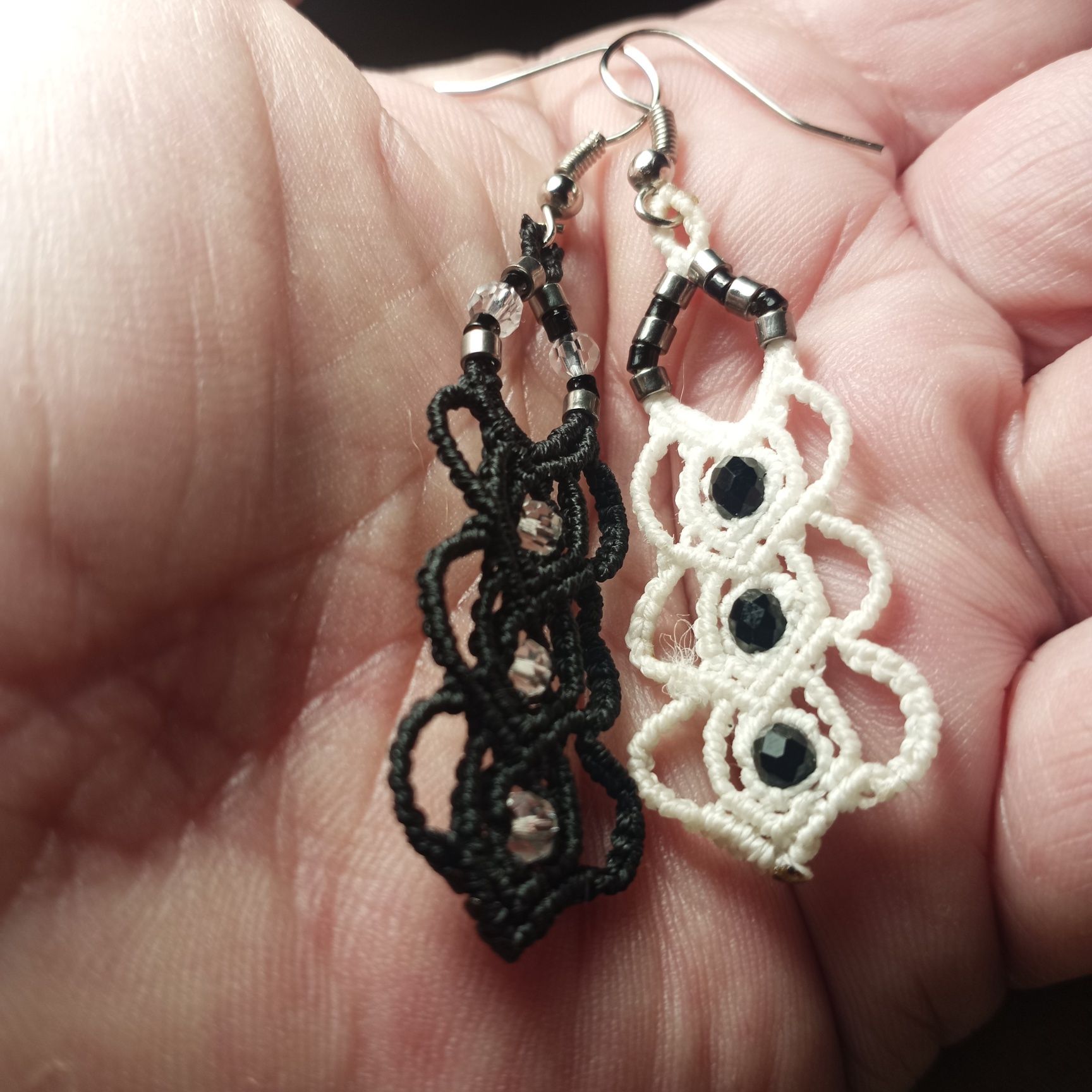 Brincos macramé.