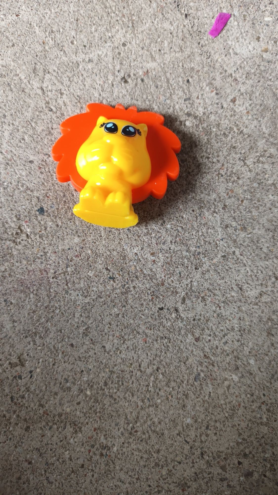 Plastikowt domek z lwem