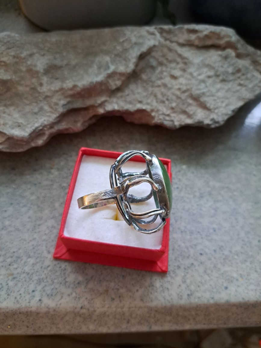Srebrny wielki pierścień z nefrytem autorski kopułka srebro