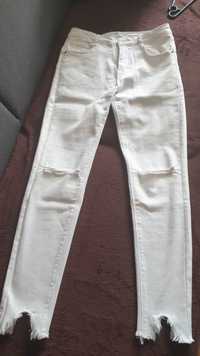 Biale spodnie z przetarciami