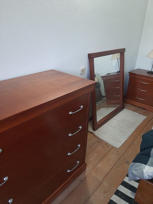 Vendo comoda espelho e mesa cabeceira
