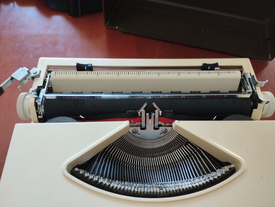 Máquina de escrever antiga Messa 2002, em perfeitas condições, limpa