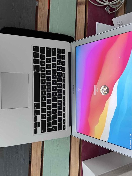 MacBook Air 13” i5 com 4GB de RAM e disco de 256gb SSD