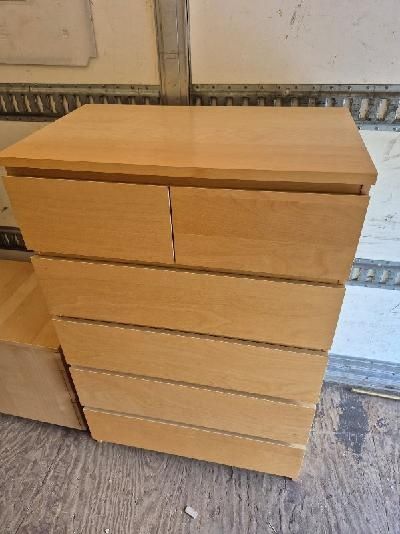 Ogromna komoda wysoka na około 150 cm