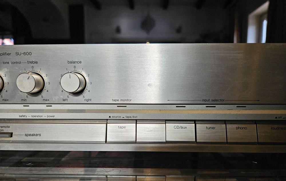 Srebrny wzmacniacz Technics SU-600, japoński