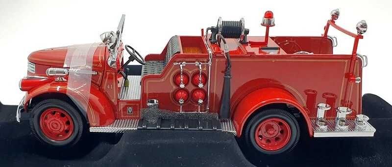 Signature séries 1/24  GMC 1941 Firetruck  "Bombeiros"