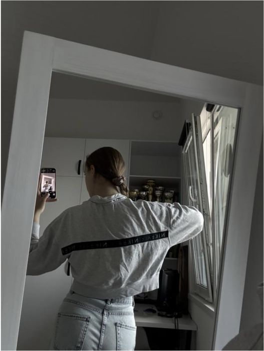 Сіра кофта найк.