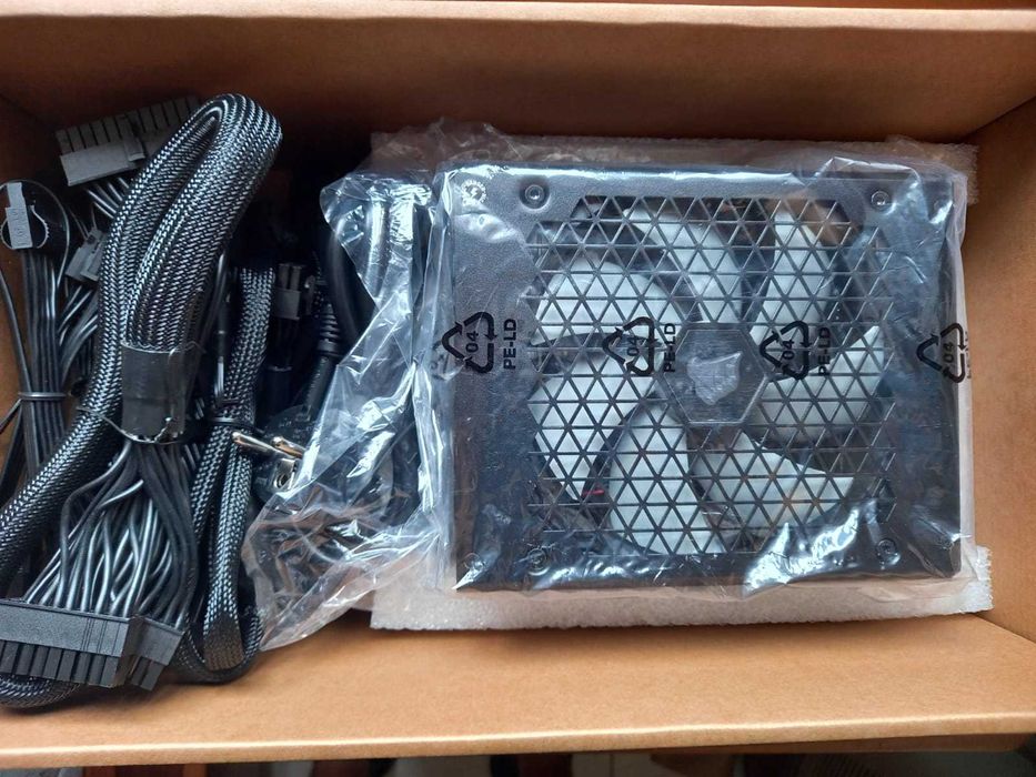 Fonte de Alimentação ATX RM1000x 1000W 80 PLUS Gold Full Modular64738499894531120