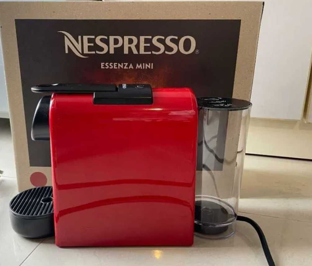 Máquina de café Nespresso (Custa 100 euros na fnac, worten)