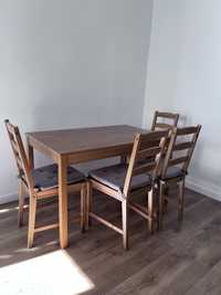 Drewniany stol z krzeslami