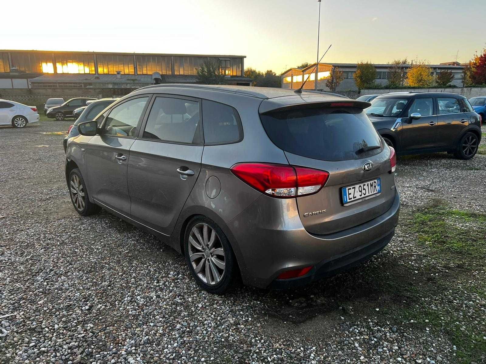 Kia Carens 1.7d automat Posiadam inne  auta z włoch całe i uszkodzone