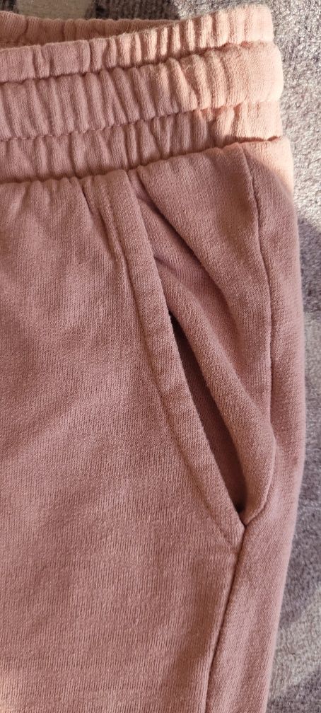 Spodnie dresowe dziewczęce róż bawełna 134 cm kieszenie stan bdb
