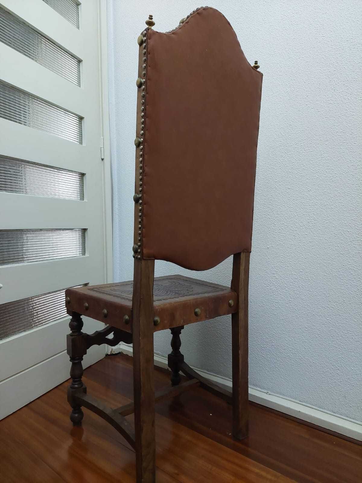 Mesa e cadeiras extensível entalhada em carvalho estilo neorrenascença