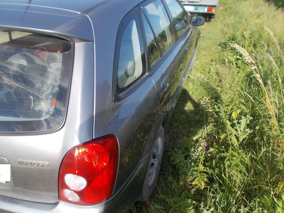 Mazda 323F,hatchback,5 drzwi,2002r.1.6 benzyna,grafit,na części