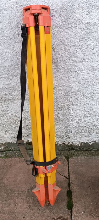 Штатив ,тренога.деревянная для геодезических инструментов