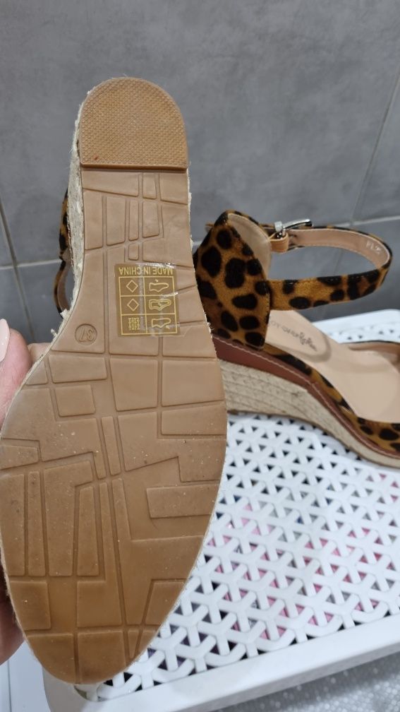 Nowe espadryle na koturnie, zapinane pod kostką. Print pantera. R. 37