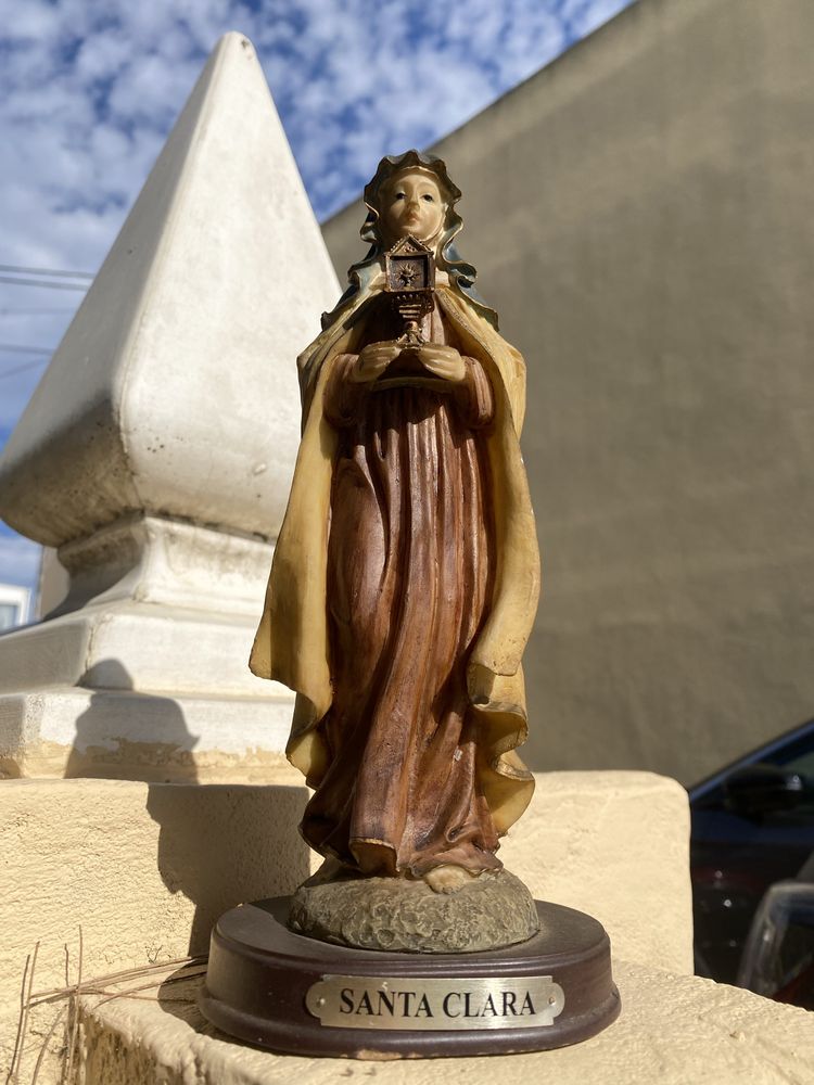 Lote de 9 Estatuetas Religiosas – Santos em Resina e Barro