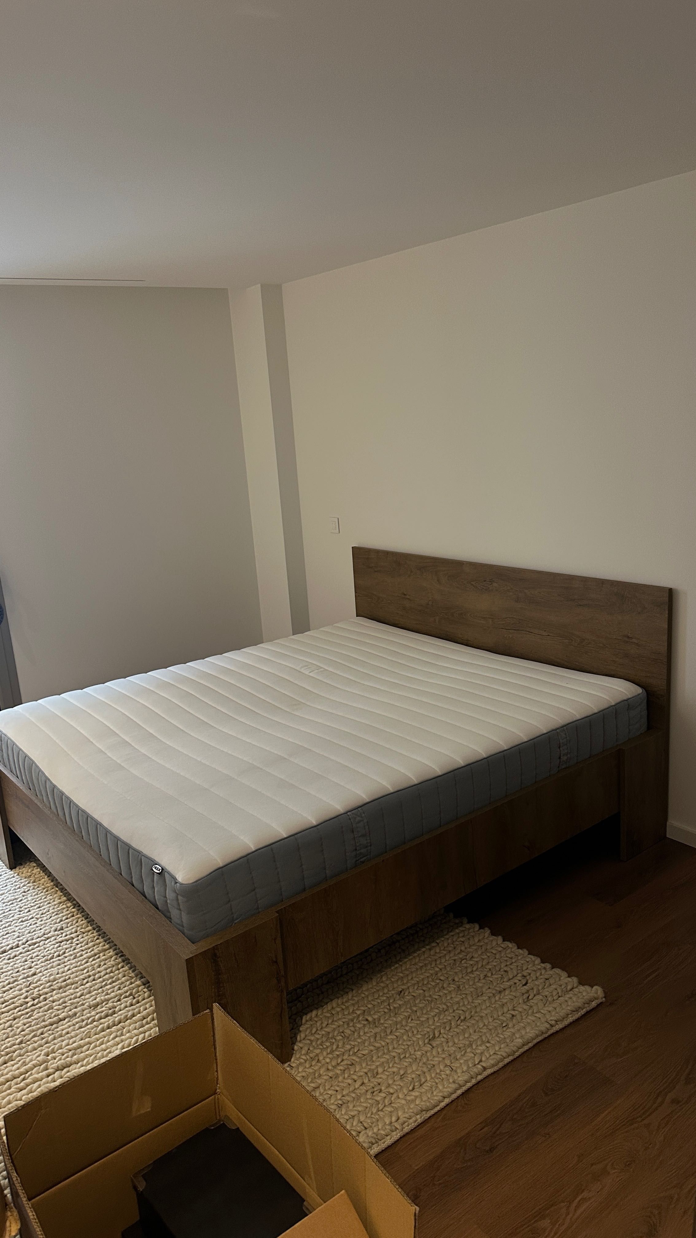Cama de Casal em Madeira Maciça + Colchão – Sofisticação e Conforto