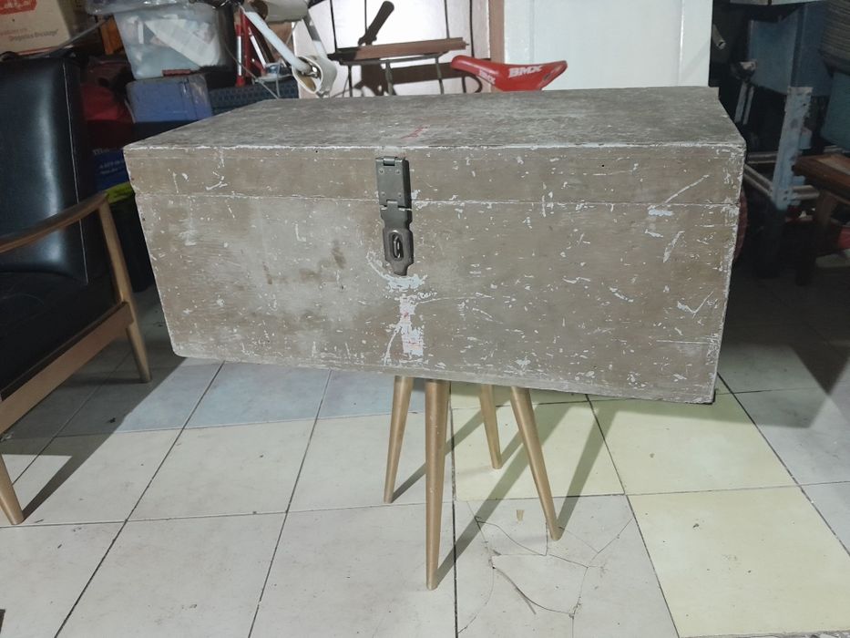 Antiga caixa de ferramentas em madeira