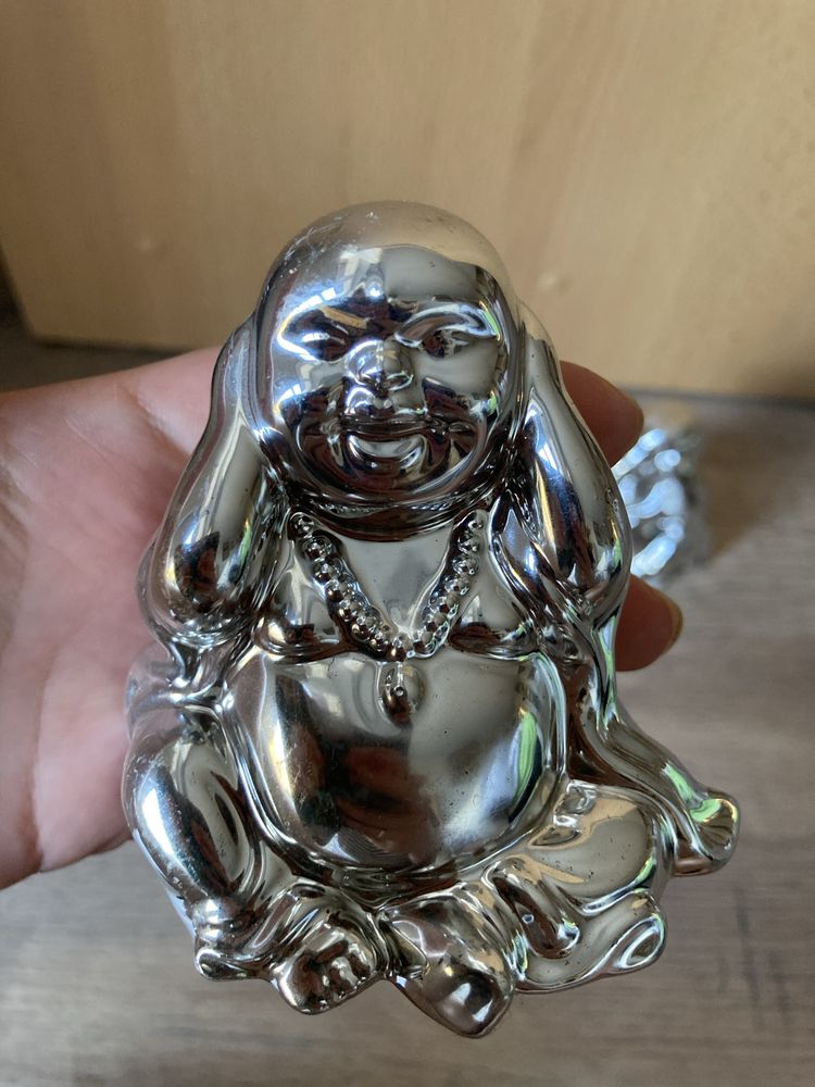 Trzy figurki buddy lustrzane ceramika wys. 8 cm.