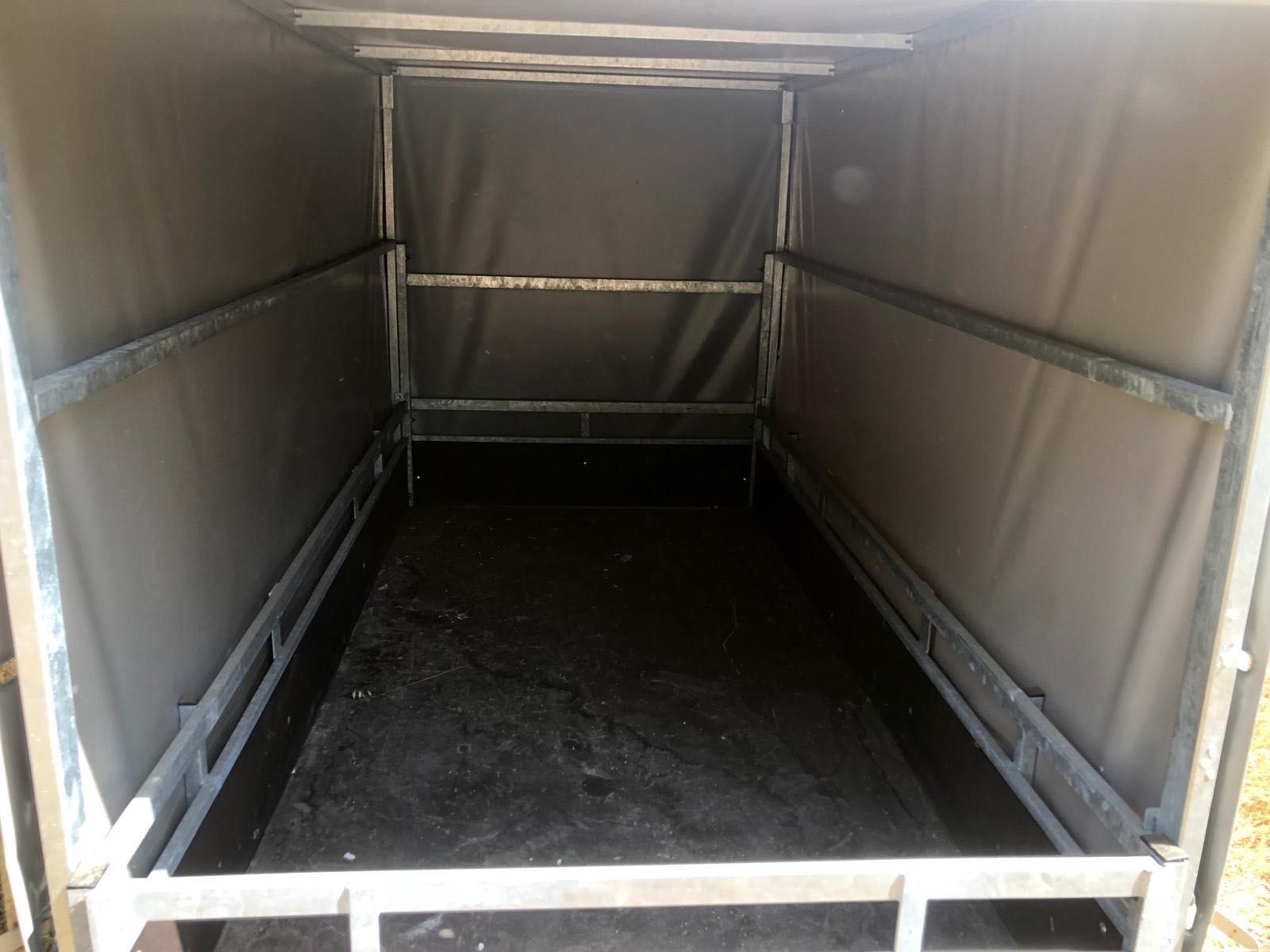 Reboque/atrelado dois eixos com capa removível. 2x 750kg carga