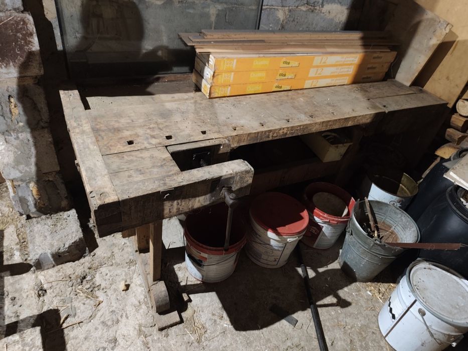 Drewniany stół stolarski