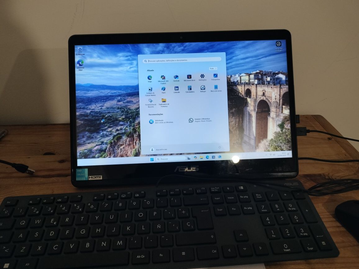 ASUS all-in-one touchscreen E1600W