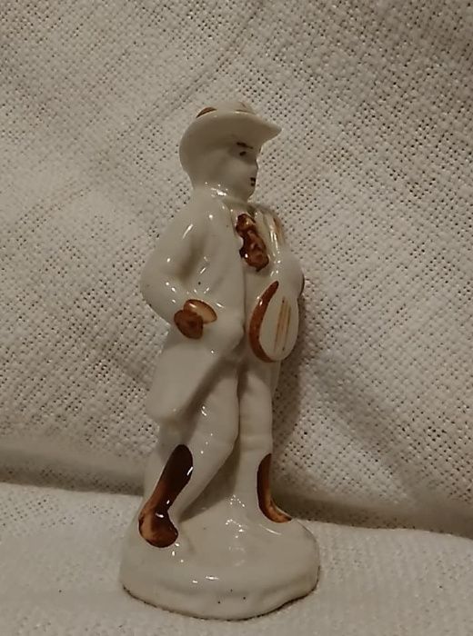 Figurka chłopiec porcelana muzyk