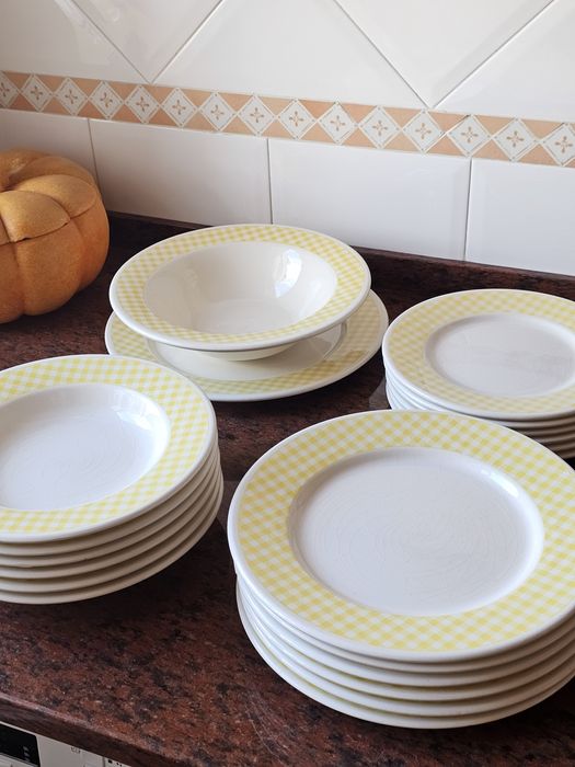 Serviço loiça branco e amarelo