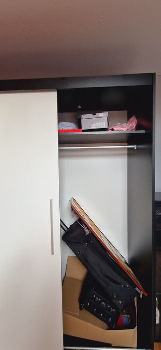 Szafa przesuwna duża pojemna biało czarna z uchwytami drążek półki