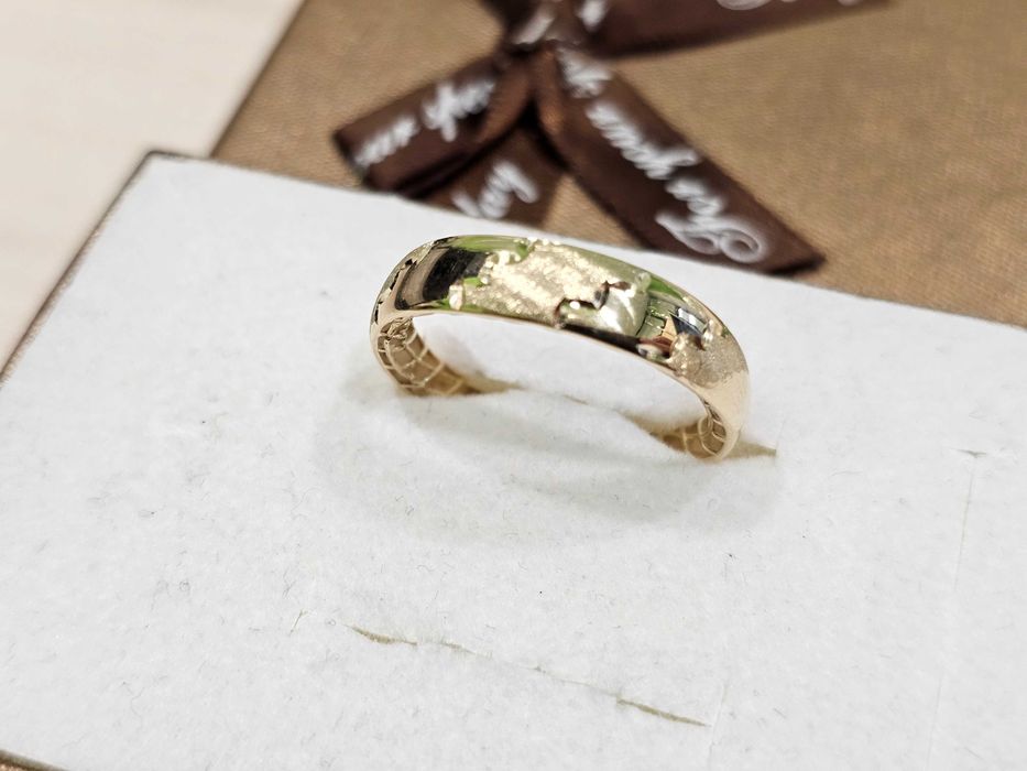 Złoty obrączkowy pierścionek z wzorami PR 585 R21