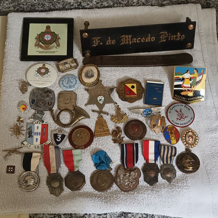 Diversos bagdes crachás alfinetes etc