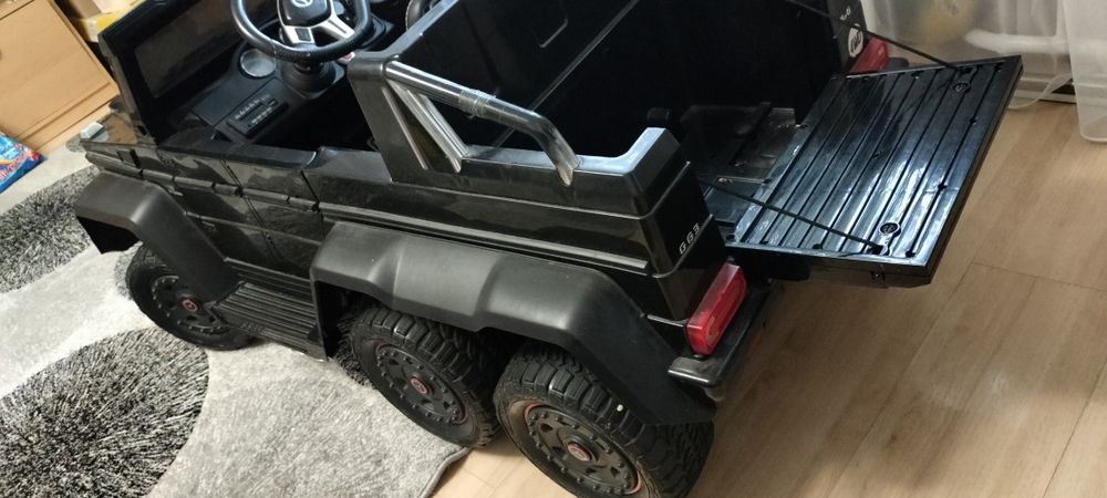 Дитячий електромобіль