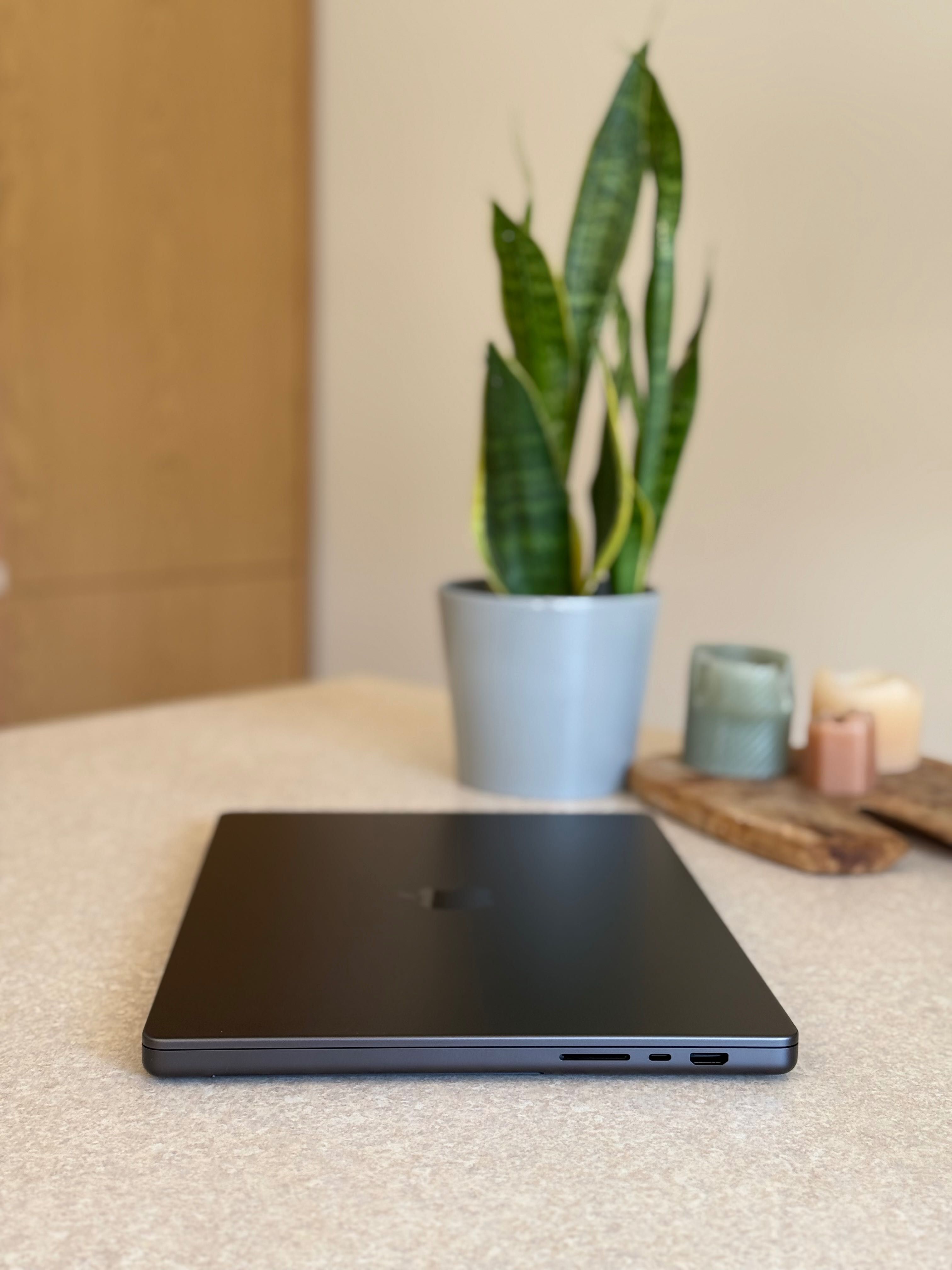 MacBook Pro 16” M4 Max | 36GB RAM | 1TB SSD