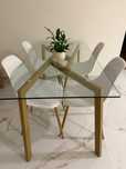 Mesa com quatro cadeiras