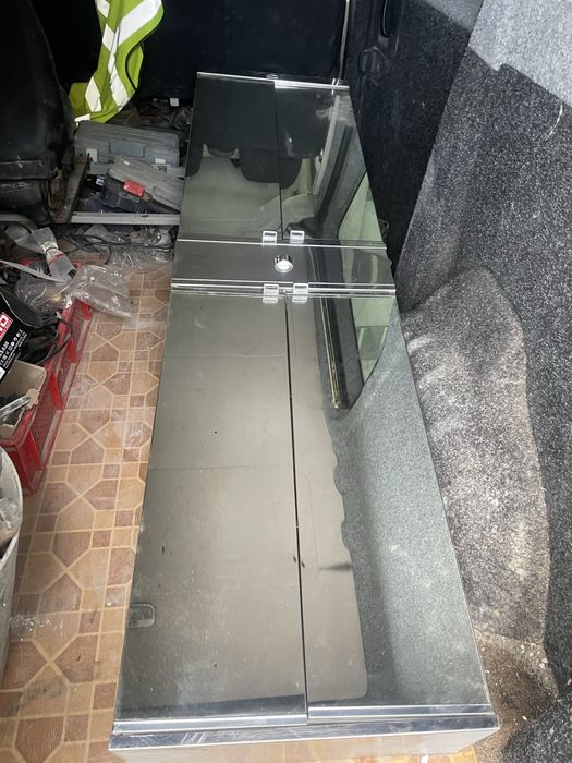 Металева хромована полиця з дверцятами шухлядою та дзеркалами