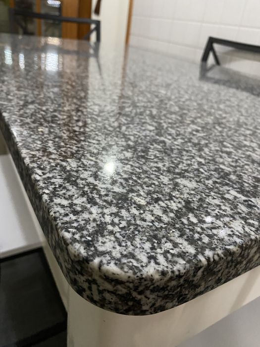 Mesa em mármore com cadeiras